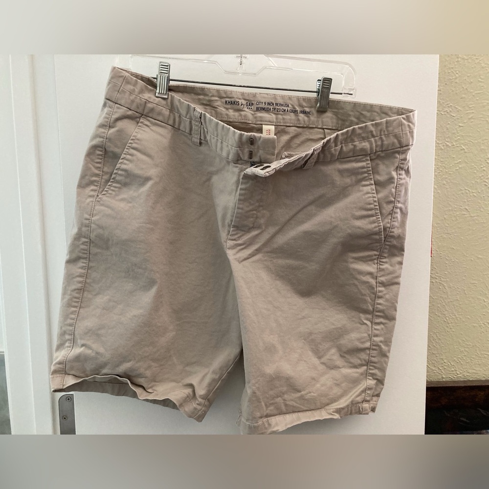 GAP Women’s Beige Flat Front Shorts